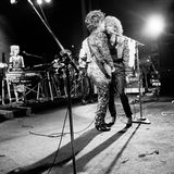 Prince steht bei einem Live-Auftritt neben Sheila E. am Mikrophon