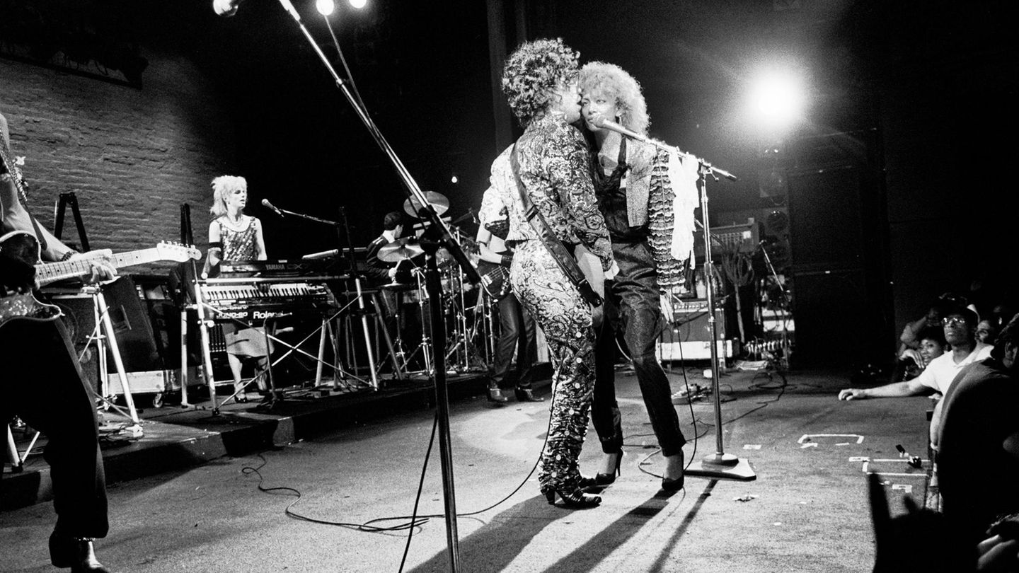 Prince steht bei einem Live-Auftritt neben Sheila E. am Mikrophon