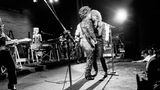 Prince steht bei einem Live-Auftritt neben Sheila E. am Mikrophon
