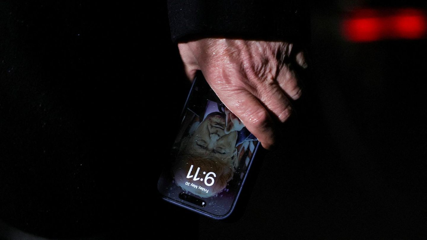 Donald Trump and his favorite security gap – his private cell phone