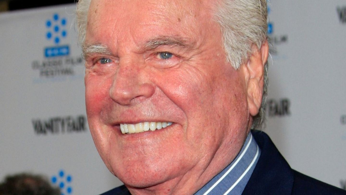 “Hard but warm but” star Robert Wagner: Sweet snapshot with his granddaughter