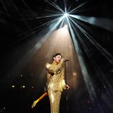 Prince im goldenen Glitzeranzug auf der Bühne im New Yorker Madison Square Garden