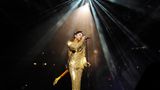 Prince im goldenen Glitzeranzug auf der Bühne im New Yorker Madison Square Garden