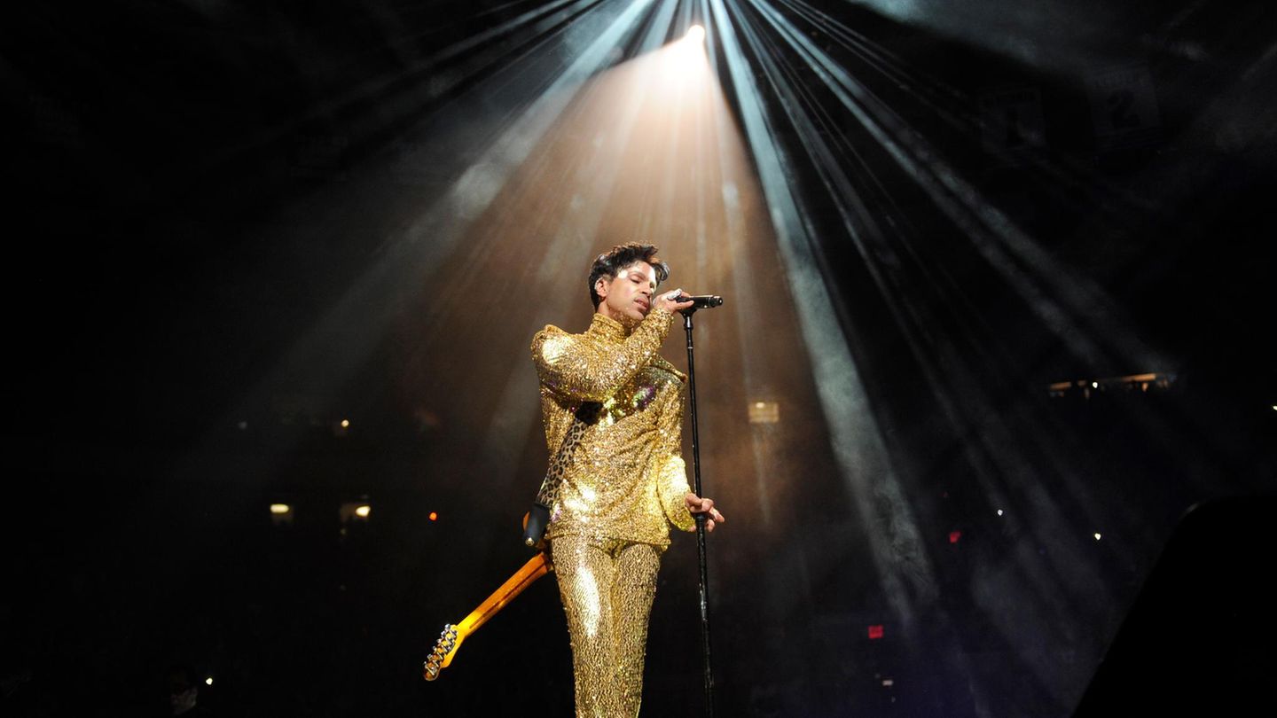 Prince im goldenen Glitzeranzug auf der Bühne im New Yorker Madison Square Garden