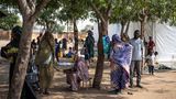 Der Binnenstaat im Nordosten Afrikas wird von Krisen und Krieg wie in der Region Tigray erschüttert. Die Schätzungen von NRC und UNHCR schwanken zwischen 2,3 und 4,4 Millionen Binnenflüchtlingen. Hinzu kommen Vertriebene aus angrenzenden Kriegsländern wie Südsudan, Somalia und Eritrea. Ihre Zahl beträgt laut UNHCR knapp eine Million Menschen. Insgesamt sind sie einem "erschütternden Ausmaß an Not" ausgesetzt, schreibt der NRC