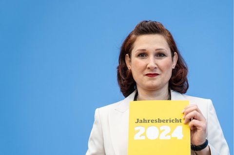 Ferda Ataman hält den Jahresbericht 2024 in die Kamera, darin geht es auch um Diskriminierung