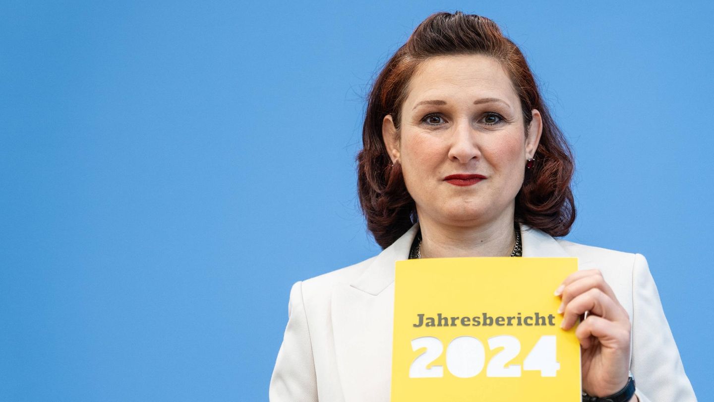 Ferda Ataman hält den Jahresbericht 2024 in die Kamera, darin geht es auch um Diskriminierung