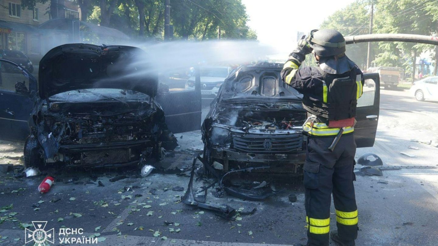 Ukrainische Rettungskräfte in Sumy
