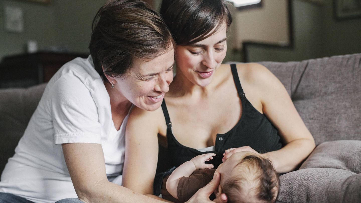 Weibliches Elternpaar mit Kleinkind in "Regenbogenfamilie"