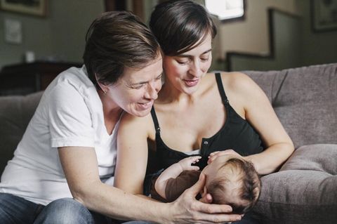 Weibliches Elternpaar mit Kleinkind in "Regenbogenfamilie"