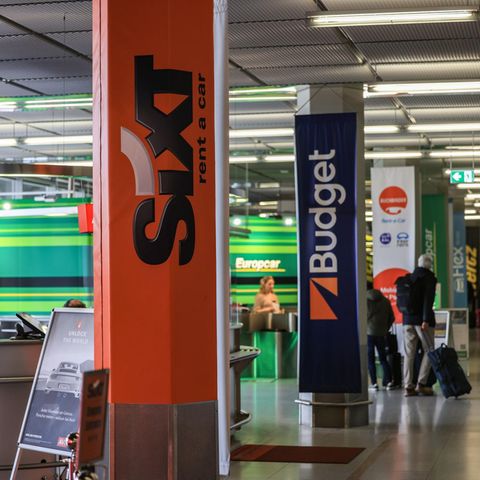 Schilder von Mietwagen-Anbietern am Flughafen