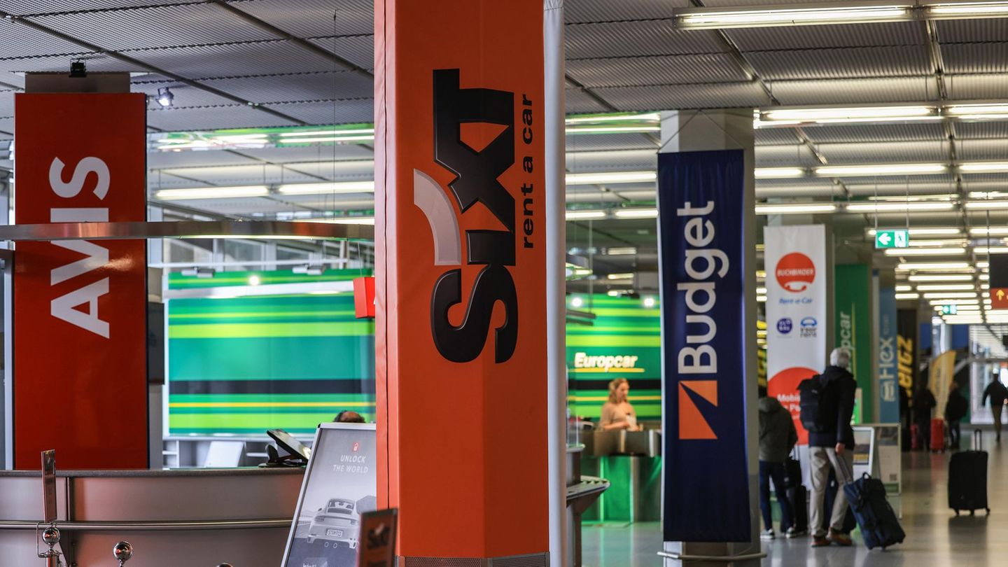 Schilder von Mietwagen-Anbietern am Flughafen Schilder von Mietwagen-Anbietern am Flughafen