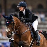 Jessica Springsteen mit Pferd Cayman De Poteau über einem Sprung