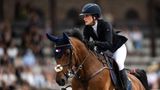 Jessica Springsteen mit Pferd Cayman De Poteau über einem Sprung