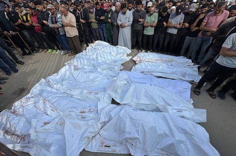 Das Bild soll Opfer des israelischen Angriffs auf den Versorungspunkt im Gazastreifen zeigen