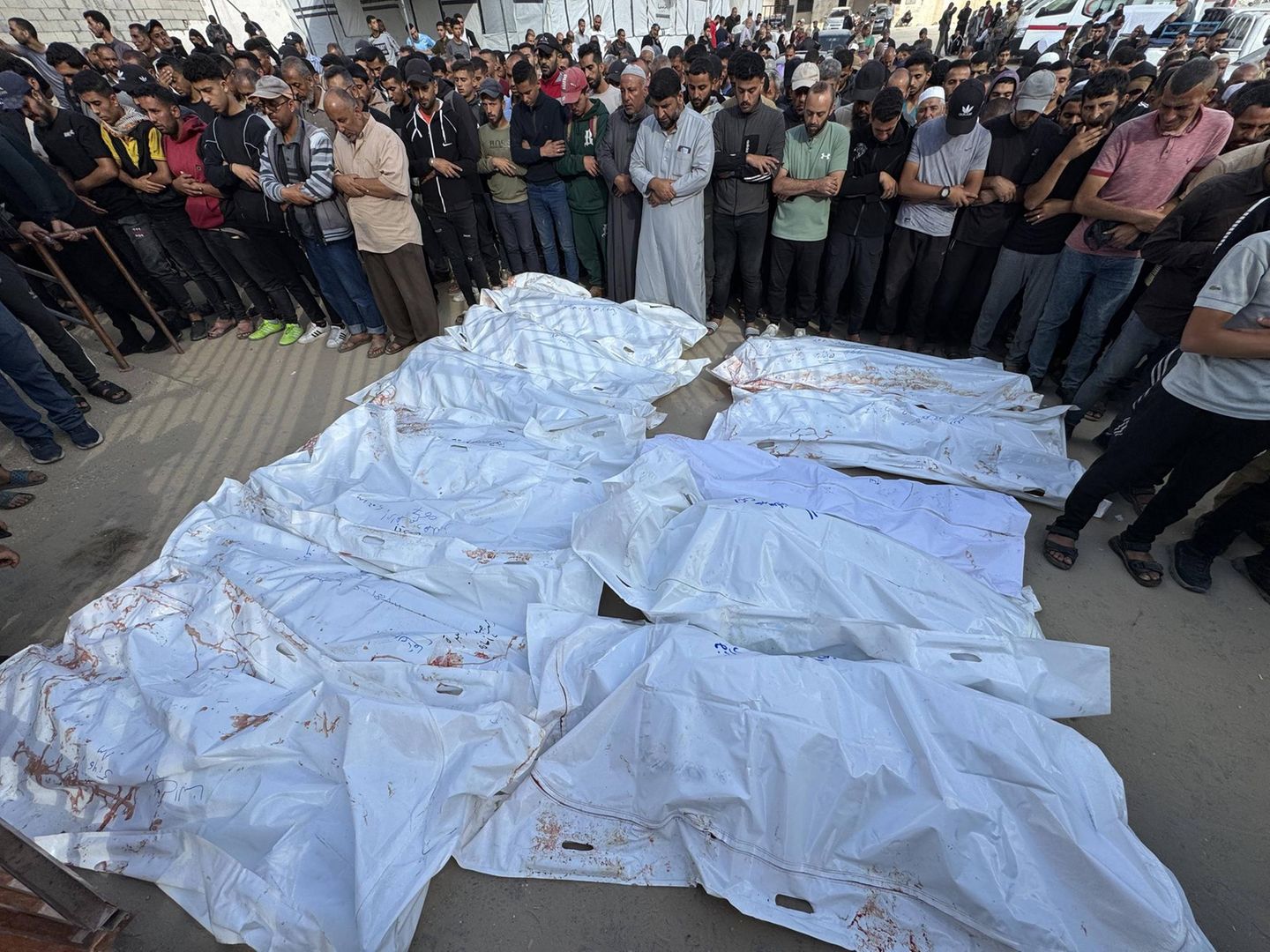 Das Bild soll Opfer des israelischen Angriffs auf den Versorungspunkt im Gazastreifen zeigen
