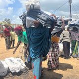 Das Land im Südosten des afrikanischen Kontinents gehört zu den ärmsten der Welt. Die größte Gruppe Vertriebener stellen die Binnenflüchtlinge, deren Zahl auf 600.000 bis 700.000 Menschen geschätzt wird. Grund für die Flucht sind verheerende Tropenstürme, die das Land im vergangenen Jahr trafen, und die Gewalt bewaffneter Gruppen. Im Norden des Landes verüben islamistische Terroristen Anschläge, den Menschen leiden unter Entführungen, Zwangsrekrutierungen und Vergewaltigungen