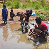 Burkina Faso ist als funktionierender Staat nahezu zerfallen. Die Regierung unter Militärmachthaber Ibrahim Traoré kontrolliert nur die Hälfte des Landes, das im Terror islamistischer Gruppen versinkt. Im vergangenen Jahr kamen bei einer Gewaltwelle über 2000 Menschen ums Leben. Über zwei Millionen befinden sich innerhalb der Grenzen auf der Flucht und leben im Elend. Geflüchtete schlafen auf der Straße, hausen in notdürftigen Unterkünften oder sie sind auf die Hilfe von Verwandten angewiesen, die selbst kaum etwas haben