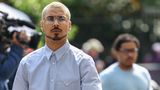 Quincy Brown mit blond gefärbtem Haar und Brille