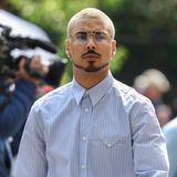 Quincy Brown mit blond gefärbtem Haar und Brille