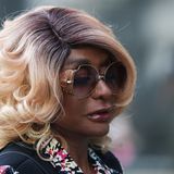 Janice Combs mit blonder Perücke