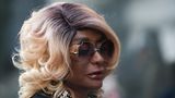 Janice Combs mit blonder Perücke