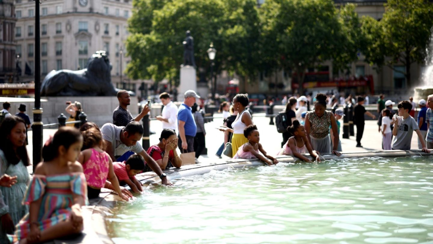 Menschen an Brunnen in London