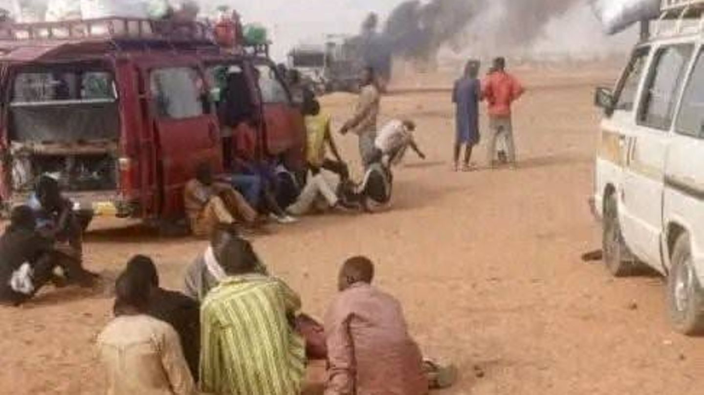 Mali Unser Bild zeigt das Handyfoto eines Überlebenden einer IS-Terrorattacke im Norden Malis. "Milizen, Drogenhändlerringe und andere bewaffnete Gruppen sind in verschiedenen Teilen des Landes aktiv. Terrorismus und Kriminalität sind an der Tagesordnung", schreibt das UNHCR. Die Folgen: Seit 2012 verschlechtert sich die Sicherheitslage permanent. Mittlerweile benötigen über 7,1 Millionen Menschen humanitäre Hilfe und Schutz. Zahlreiche Flüchtlinge kommen aus dem angrenzenden Burkina Faso ins Land. Im vergangenen Jahr kam eine schwere Überschwemmung hinzu, die 450.000 Menschen betraf