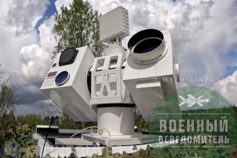 Die Laserwaffe "Silent Hunter" baut sich auf