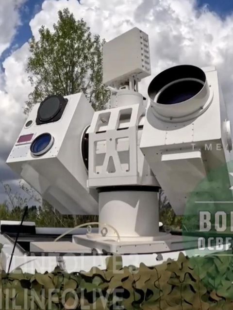 Die Laserwaffe "Silent Hunter" baut sich auf