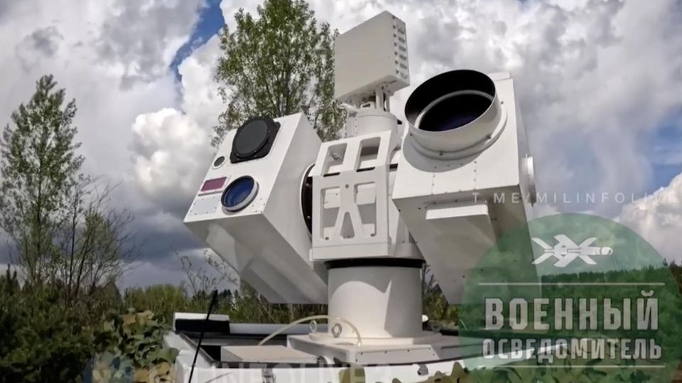 Die Laserwaffe "Silent Hunter" baut sich auf