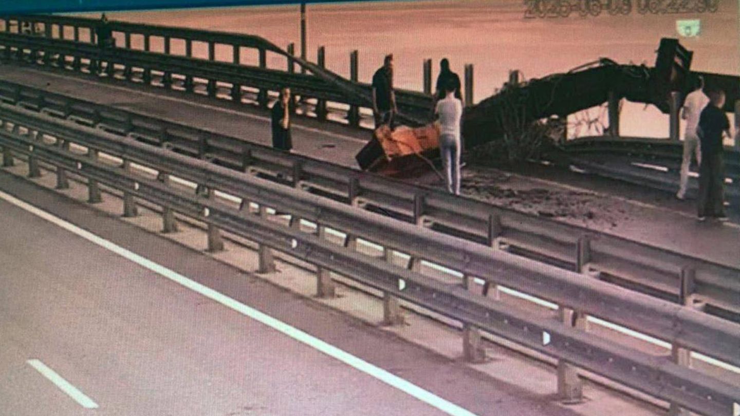 Crimean bridge: Ukrainian secret service reports explosives attack