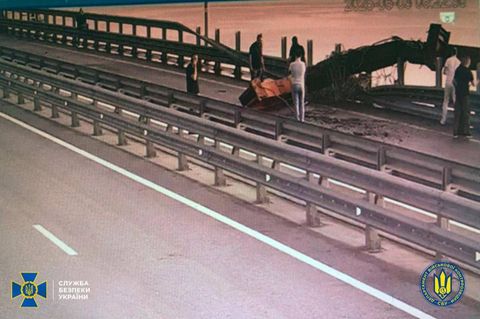 Dieses Bild soll die Schäden an der Krimbrücke zeigen
