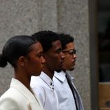 Justin, King und eins der Zwillingsmädchen gehen zum Gericht