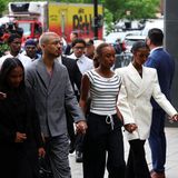 Sechs Combs-Kinder, auf zwei Reihen verteilt