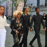 Großmutter Janice und Bruder Christian leisten ihnen Beistand