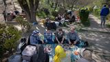 Im Vordergrund ist eine iranische Familie zu sehen, die den Feiertag Sizdah Bedar in einem Park in Teheran feiert, dahinter sitzen afghanische Geflüchtete. Sie stellen die größte Gruppe der offiziell 3,8 Millionen, die das Land in den vergangenen vier Jahrzehnten aufgenommen hat. Schätzungen zufolge leben bis zu sechs Millionen Afghanen im Iran. Kein Staat auf der Welt beherbergt mehr Vertriebene. Zuletzt beschloss die Regierung, zwei Millionen Afghanen wieder abzuschieben