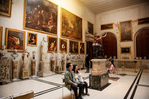 Touristen bestaunen die beeindruckende Kunst der Galleria Borghese