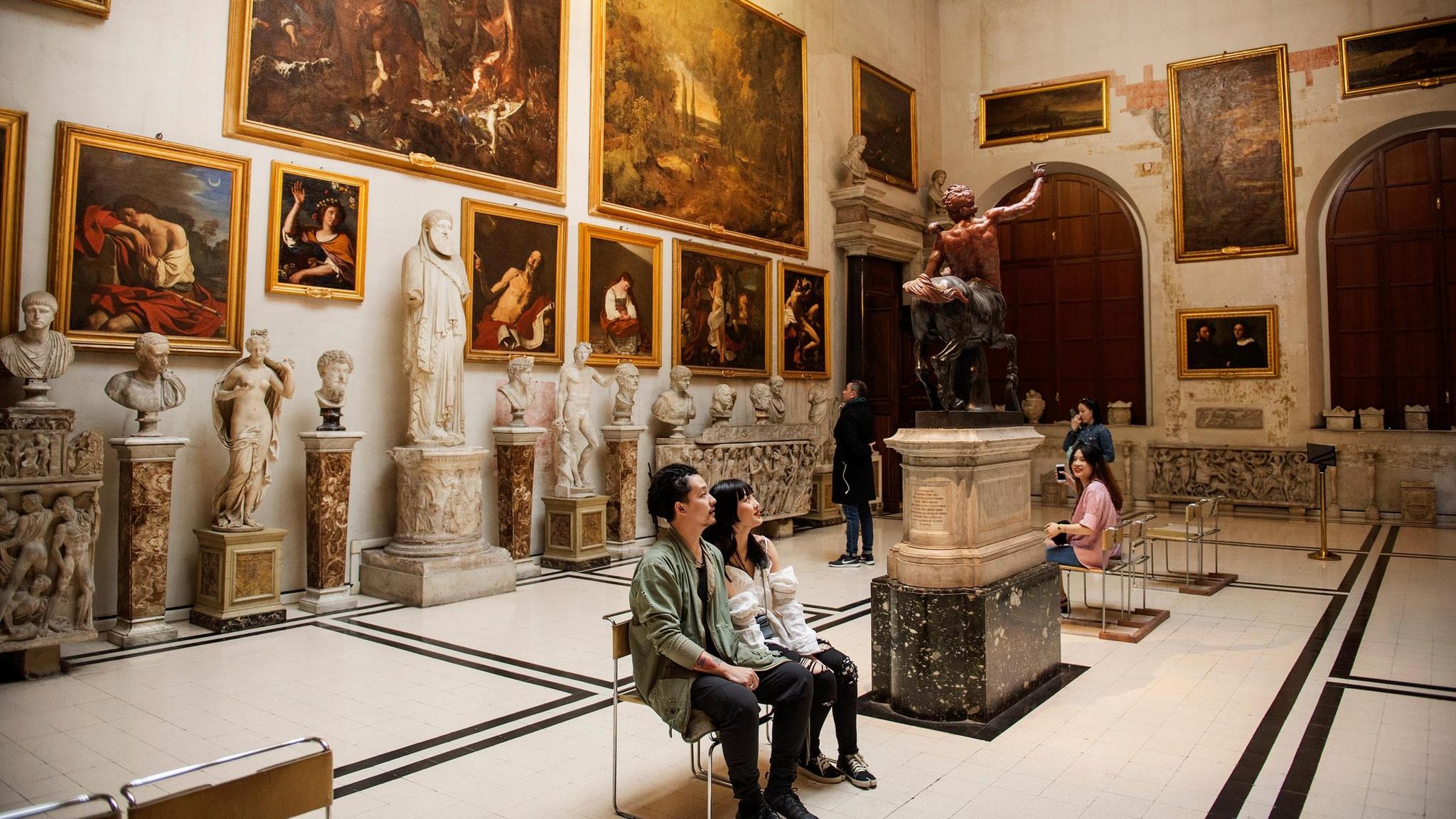 Touristen bestaunen die beeindruckende Kunst der Galleria Borghese