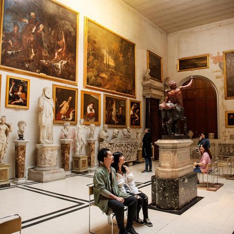 Touristen bestaunen die beeindruckende Kunst der Galleria Borghese