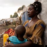 Das große, zentralafrikanische Land leidet seit Jahrzehnten unter Unruhen und Kriegen, die 7,8 Millionen Binnenflüchtlinge produziert haben. 900.000 Bürger sollen aus dem Kongo geflohen sein. Zuletzt wurde der Norden des Landes erschüttert, als die M23-Miliz die Provinzhauptstadt Goma eroberte. Allein durch den jüngsten Konflikt wurden 1,2 Millionen Menschen aus ihrer Heimat in andere Teile des Landes vertrieben, gleichzeitig nahm das Land 500.000 Menschen aus Nachbarländern auf