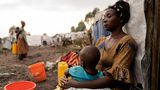 Das große, zentralafrikanische Land leidet seit Jahrzehnten unter Unruhen und Kriegen, die 7,8 Millionen Binnenflüchtlinge produziert haben. 900.000 Bürger sollen aus dem Kongo geflohen sein. Zuletzt wurde der Norden des Landes erschüttert, als die M23-Miliz die Provinzhauptstadt Goma eroberte. Allein durch den jüngsten Konflikt wurden 1,2 Millionen Menschen aus ihrer Heimat in andere Teile des Landes vertrieben, gleichzeitig nahm das Land 500.000 Menschen aus Nachbarländern auf