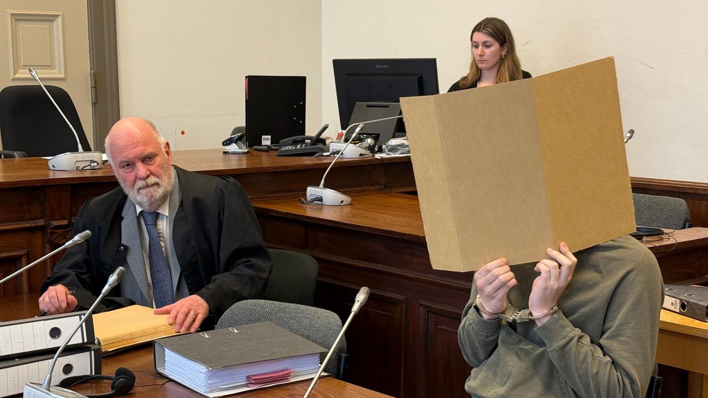Der Angeklagte sitzt neben seinem Rechtsanwalt im Landgericht Hamburg