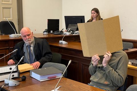 Der Angeklagte sitzt neben seinem Rechtsanwalt im Landgericht Hamburg