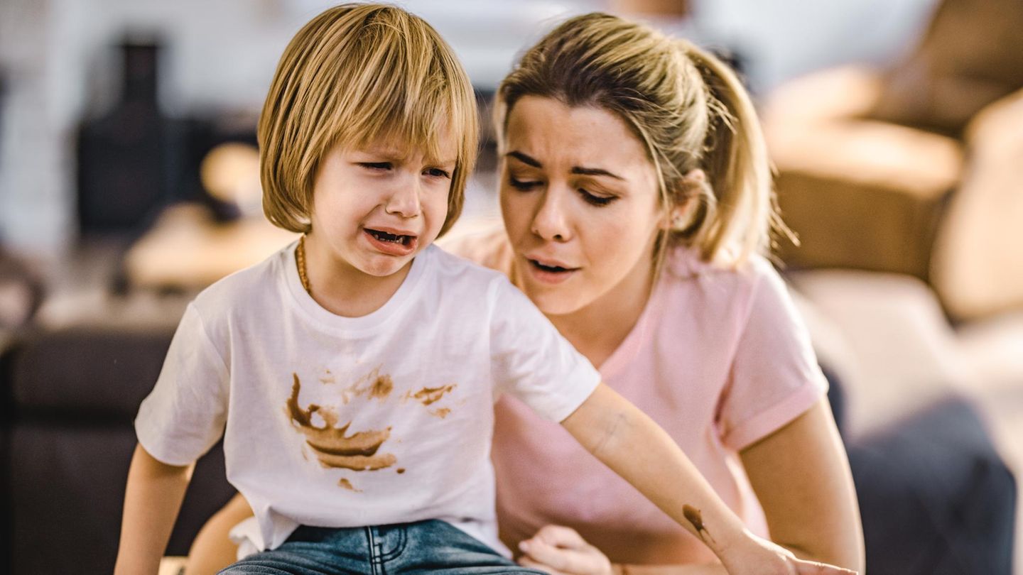 Erziehung: Mutter redet mit verzweifeltem Sohn Erziehung: Mutter redet mit verzweifeltem Sohn