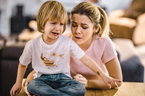 Erziehung: Mutter redet mit verzweifeltem Sohn