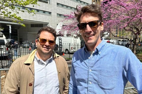 Anti-Donald-Trumps:Das Comedy-Duo "the Good Liars" in einem Stadtpark