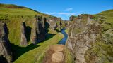Als wäre Island mit seinen rauen Küsten, heißen Quellen und schwarzen Stränden nicht bereits schön genug, ziert auch dieser spektakuläre Canyon den kleinen Inselstaat. Im Vergleich zu den berühmtesten Schluchten der Welt wirkt der Fjadrargljufur Canyon im Süden Islands mit einer Tiefe von 100 Metern fast winzig. Und doch bietet die farbintensive Felslandschaft eine atemberaubende Kulisse, die ihresgleichen sucht. Die dramatischen Klippen werden von üppigen Grünpflanzen bewachsen, während sich das glasklare Gletscherwasser durch das Tuffgestein windet. Wenn die Wolken nicht gerade tief über den Gipfeln hängen, reicht der Blick bis zum Atlantischen Ozean