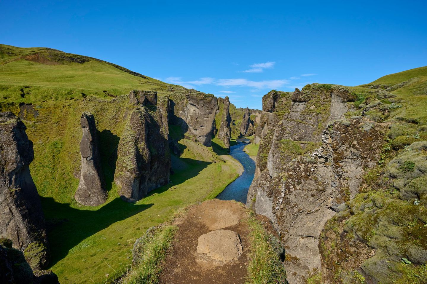 Als wäre Island mit seinen rauen Küsten, heißen Quellen und schwarzen Stränden nicht bereits schön genug, ziert auch dieser spektakuläre Canyon den kleinen Inselstaat. Im Vergleich zu den berühmtesten Schluchten der Welt wirkt der Fjadrargljufur Canyon im Süden Islands mit einer Tiefe von 100 Metern fast winzig. Und doch bietet die farbintensive Felslandschaft eine atemberaubende Kulisse, die ihresgleichen sucht. Die dramatischen Klippen werden von üppigen Grünpflanzen bewachsen, während sich das glasklare Gletscherwasser durch das Tuffgestein windet. Wenn die Wolken nicht gerade tief über den Gipfeln hängen, reicht der Blick bis zum Atlantischen Ozean