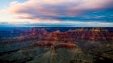 Als eines der sieben Naturwunder unserer Welt gehört der Grand Canyon zu den meistbesuchten Orten in den Weststaaten der USA. Rund fünf Millionen Touristen zieht es jährlich in den Grand-Canyon-Nationalpark im Bundesstaat Arizona. Alle wollen einen Blick auf die zerklüftete Landschaft werfen und am Rande der bis zu 1800 Meter tiefen Abgründe stehen. Über Millionen von Jahren hat sich hier der Colorado River durch die rostroten Felsen des Colorado Plateaus gefressen und eine fast 450 Kilometer lange Schlucht hervorgebracht, die durch mehrere Klimazonen führt und eine üppige Artenvielfalt beheimatet. Urlaubern bieten sich unzählige Möglichkeiten, die weltberühmten Steilklippen und Schlaufen des Grand Canyon zu bewundern – sei es auf einer Wanderung, einer Rafting-Tour oder bei einem Hubschrauberflug. Aufgrund des hohen Touristenaufkommens sollte der Besuch im Grand-Canyon-Nationalpark allerdings frühzeitig geplant sein. So lassen sich lange Wartezeiten vermeiden